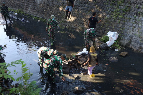 Read more about the article Sinergitas TNI dan Warga Bersihkan Sampah di Bantaran Sungai