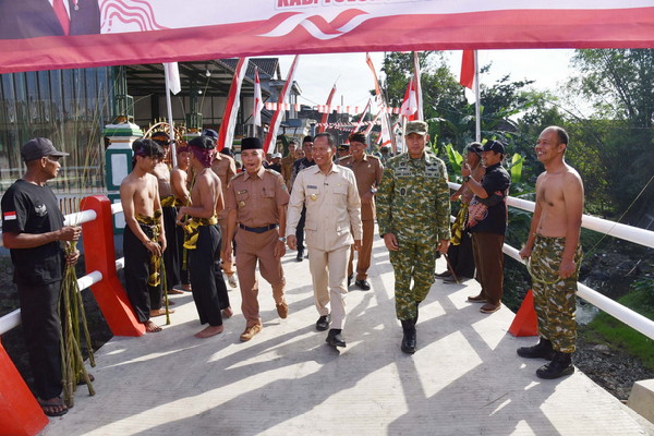 Read more about the article Resmikan Jembatan Garuda, Dandim Tulungagung: Program Presiden Prabowo Harus Dijaga dan Dimanfaatkan Sebaik-baiknya