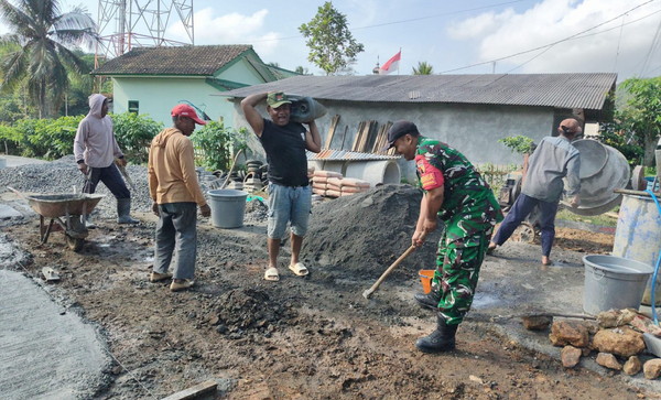 Read more about the article Babinsa dan Warga Pule Gotong Royong Rabat Jalan 100 Meter di Sukokidul
