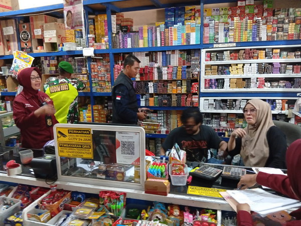 Read more about the article Sinergi TNI dan Satgas Cukai Menjaga Dagangan dari Peredaran Rokok Ilegal
