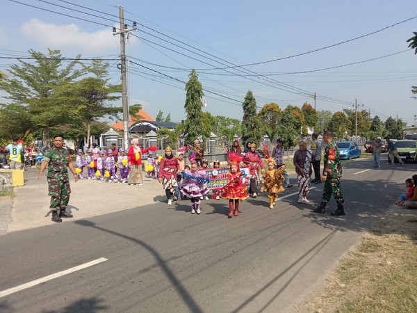 Read more about the article Babinsa Dampingi Parade Drumband Meriahkan Perpisahan Siswa TK di Sawahan