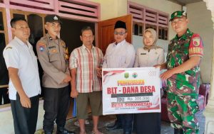 Read more about the article Door to Door, Babinsa dan Bhabinkamtibmas Kawal Penyaluran BLT di Sukowetan
