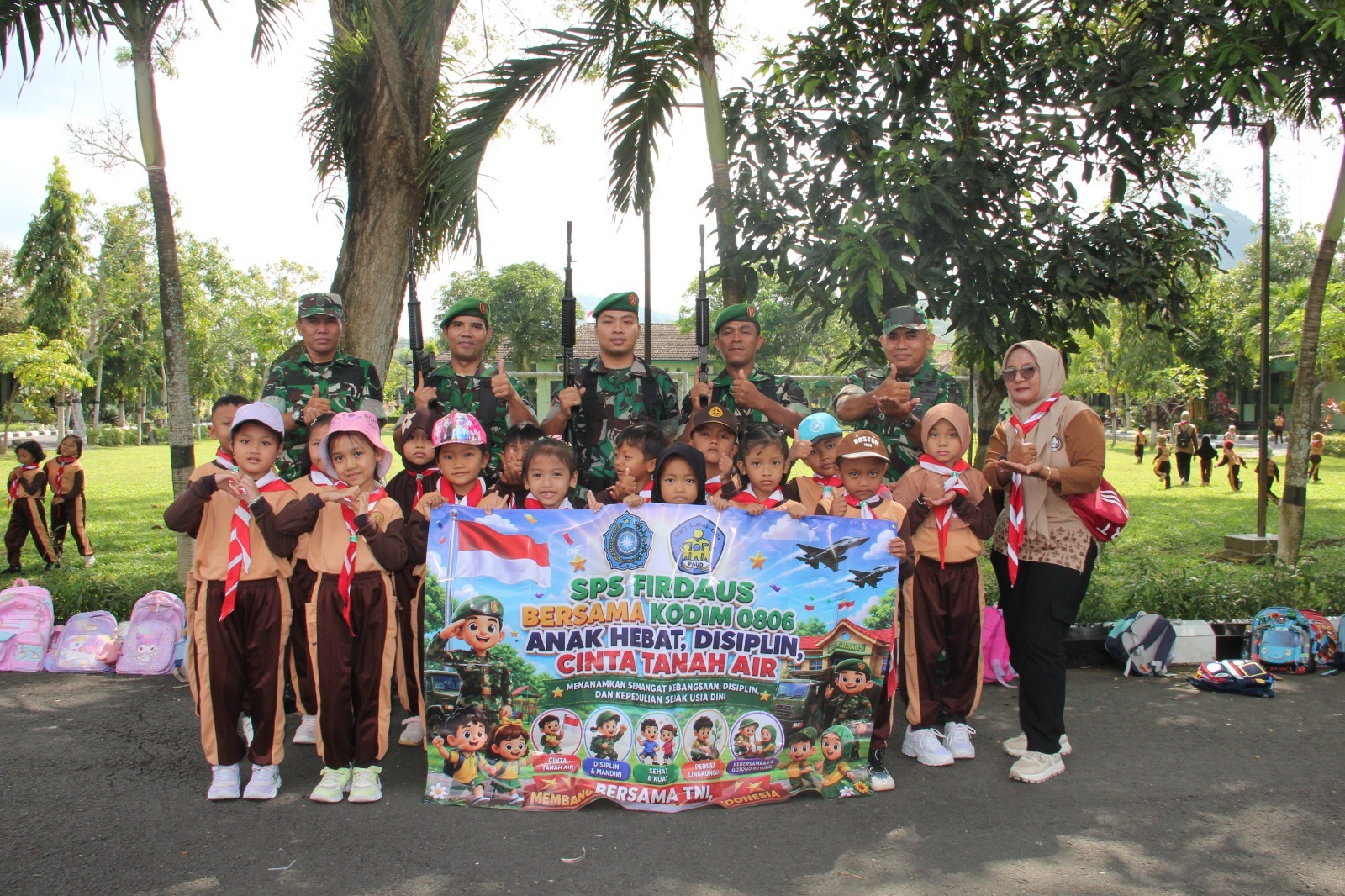 You are currently viewing Kodim 0806/Trenggalek Tanamkan Wasbang dan Karakter Anak Lewat Outing Class Siswa SPS Firdaus
