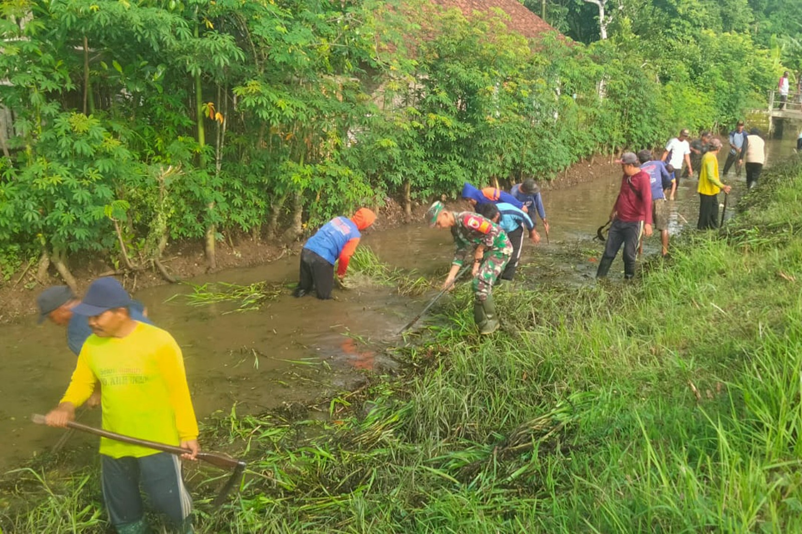 Read more about the article Babinsa dan Warga Pandean Kompak Bersihkan Sungai, Cegah Banjir Sejak Dini