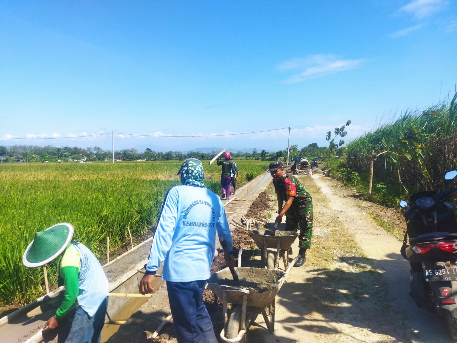 Read more about the article Babinsa dan Warga Sumberejo Bergotong Royong Perbaiki Irigasi Demi Kelancaran Air Sawah