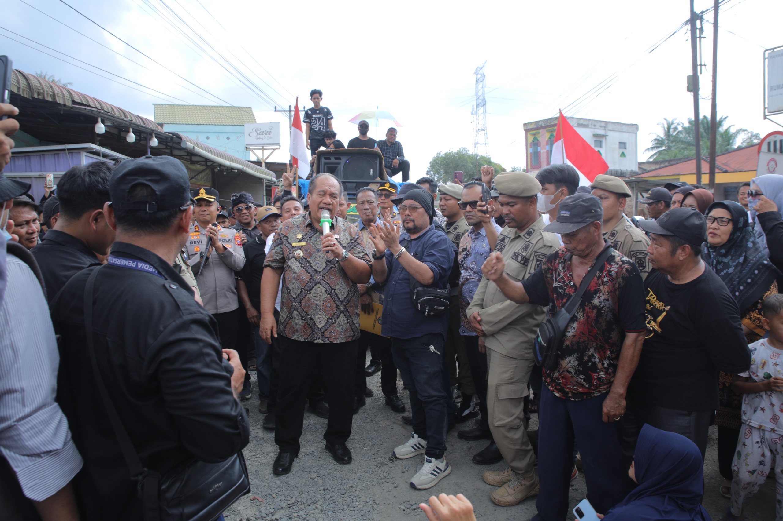 You are currently viewing Bupati Asahan Temui Langsung Warga Buntu Pane, Tampung Aspirasi Perbaikan Jalan Penghubung Asahan–Simalungun