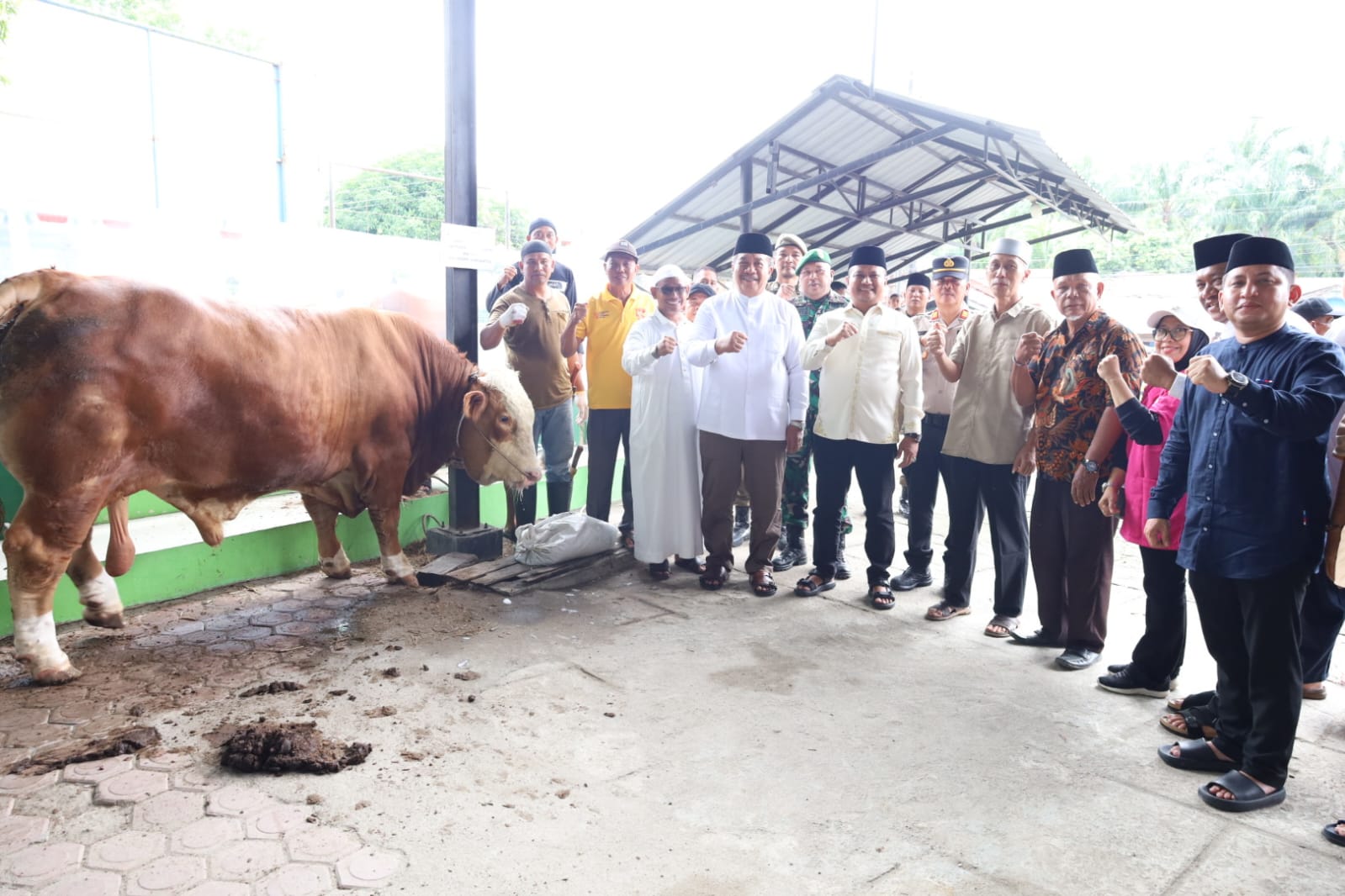 You are currently viewing Bupati Asahan Hadiri Penyembelihan Sapi Bantuan Presiden di Air Batu, Warga Antusias