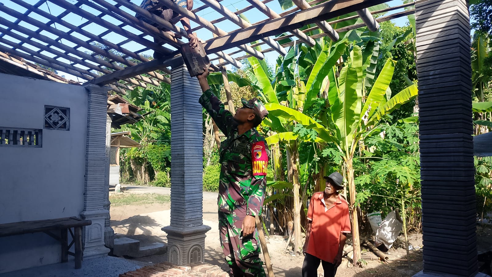 Read more about the article Gotong Royong Babinsa dan Warga Wujudkan Rumah Layak Huni bagi Keluarga di Krandegan