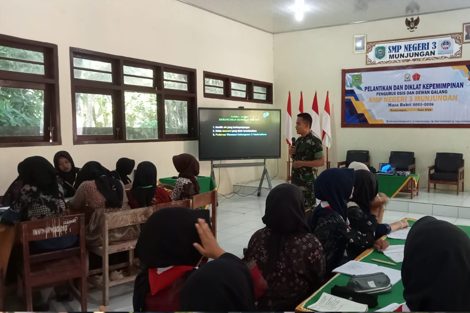 Read more about the article Babinsa Munjungan Tanamkan Wawasan Kebangsaan kepada Peserta LDK SMPN 3 Munjungan