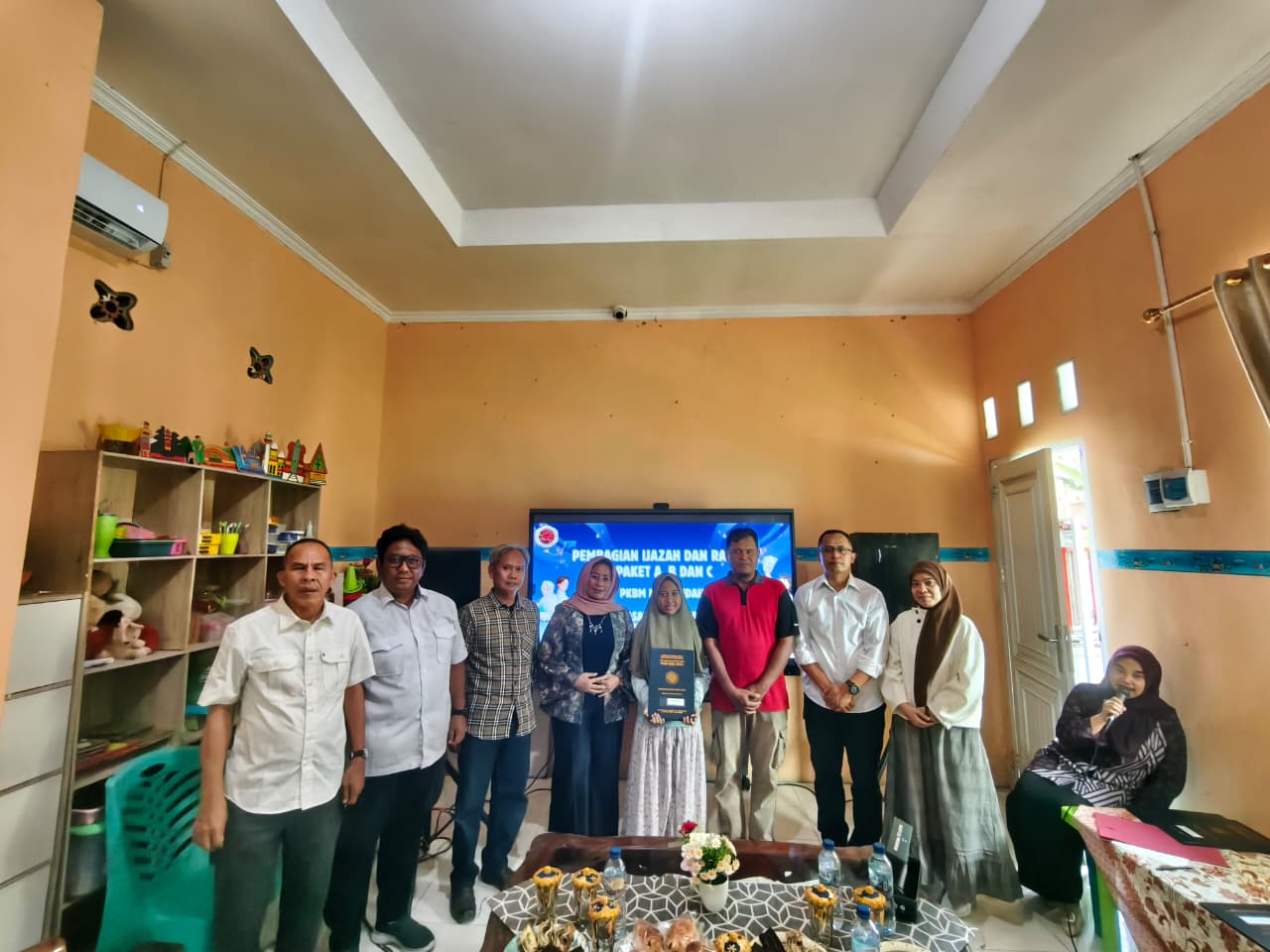 Read more about the article PKBM Nusa Indah Bersama Yayasan Mangkubumi Putra Lampung Berhasil Luluskan Peserta Didik