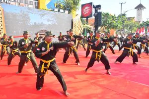 Read more about the article Kirab Budaya Pencak Silat Semarakkan HUT ke-108 Kota Madiun, Atraksi PSM Curi Perhatian Warga