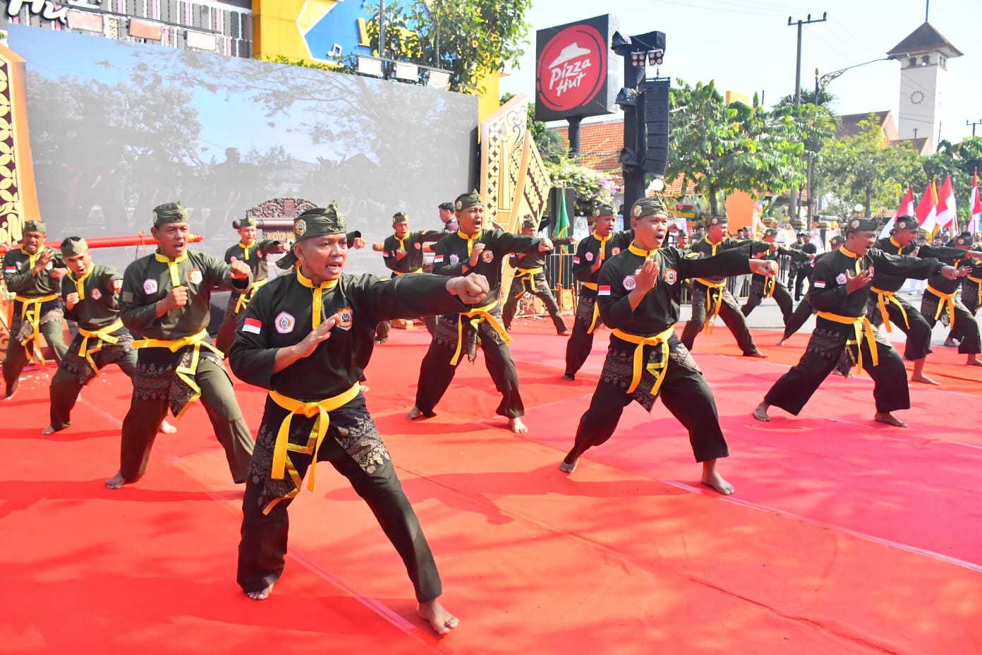Read more about the article Kirab Budaya Pencak Silat Semarakkan HUT ke-108 Kota Madiun, Atraksi PSM Curi Perhatian Warga