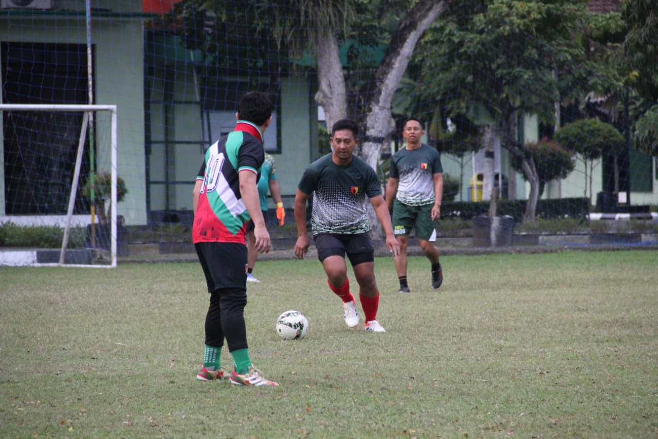 Read more about the article Futsal Persahabatan Pererat Sinergitas TNI dan Pemkab Trenggalek
