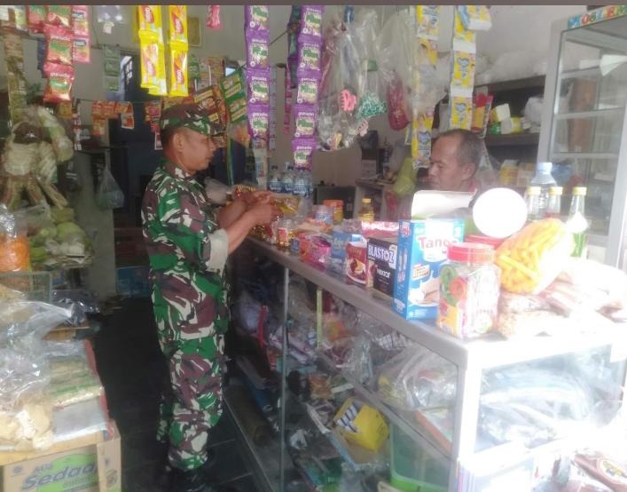 Read more about the article Cek Bahan Sembako, Upaya Babinsa Kodim Ponorogo  Jaga Ketersediaan Pangan dan Stabilitas Harga