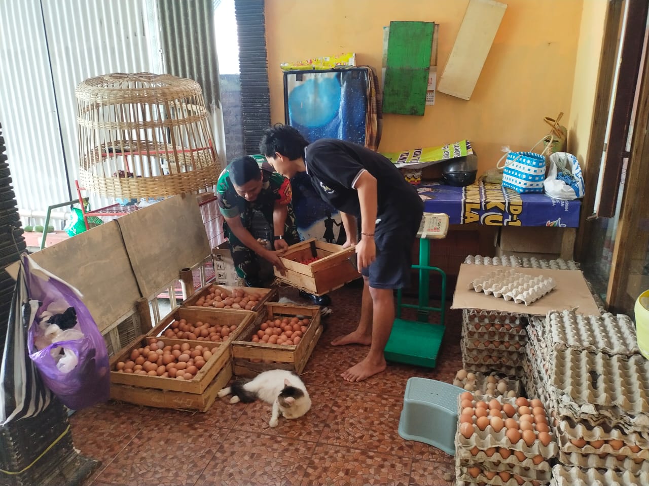 Read more about the article Sapa Pelaku UMKM, Babinsa Nglames Dengarkan Langsung Aspirasi Pedagang Telur Ayam