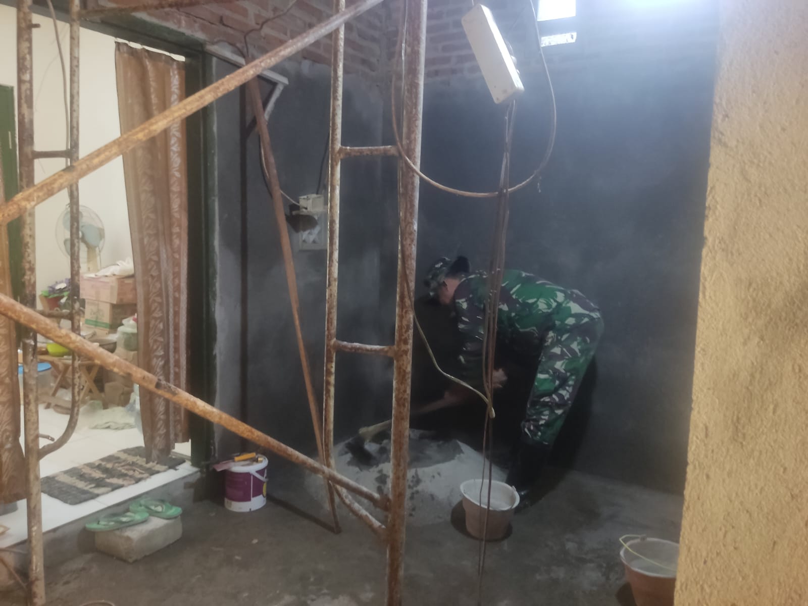 Read more about the article Babinsa Desa Batangsaren Dampingi Pengerjaan Rutilahu, Wujudkan Hunian Layak bagi Warga Kurang Mampu