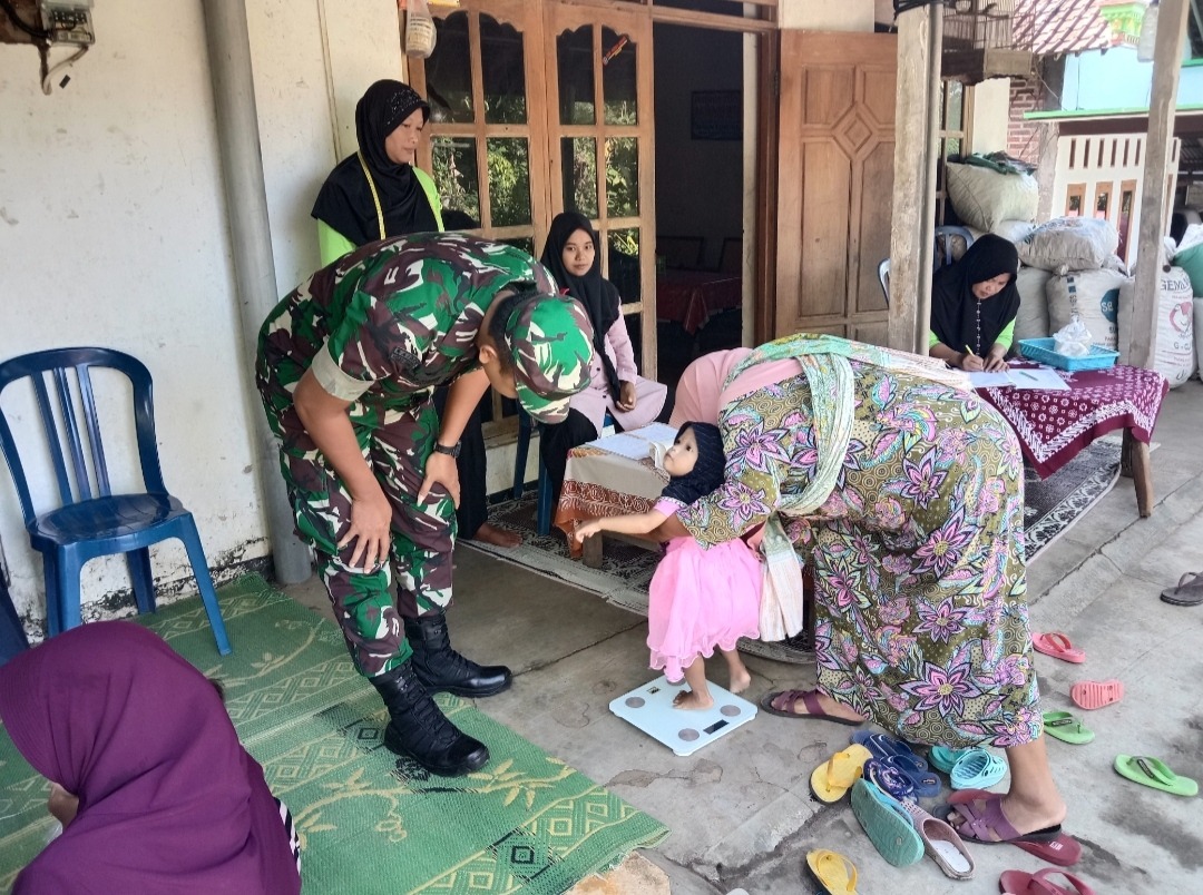 Read more about the article Dukung Peningkatan Kesehatan Masyarakat, Babinsa Kodim Ponorogo Pendampingan Posyandu Balita