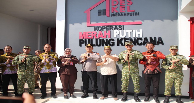 You are currently viewing Danrem 043/Gatam Dampingi Pangdam XXI/RI Tinjau KDKMP Pulung Kencana