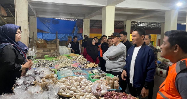 You are currently viewing Wabup Tanggamus Pimpin Penertiban Pasar Gisting