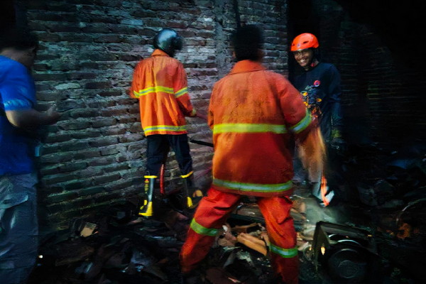Read more about the article TNI-Damkar Trenggalek Berhasil Padamkan Kebakaran Rumah Warga di Panggul