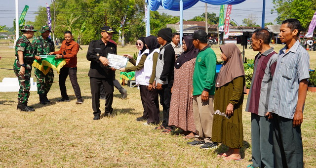 Read more about the article TMMD 129 Bojonegoro Bagikan 200 Paket Sembako untuk Warga Desa Kesongo