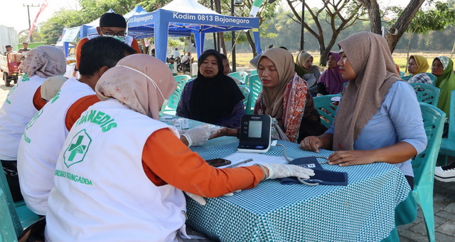 Read more about the article Harga Sembako Murah, Cek Kesehatan Gratis, TMMD 129 Bojonegoro Jadi Magnet Warga