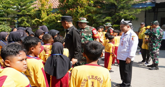 Read more about the article Sapa Hangat Satgas TMMD 129 Bojonegoro, Siswa SDN Kesongo Antusias Sambut Personel TNI