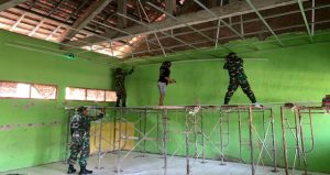 Read more about the article Ciptakan Lingkungan Belajar yang Layak, TMMD 129 Bojonegoro Rehab Ruang Kelas SD Kesongo