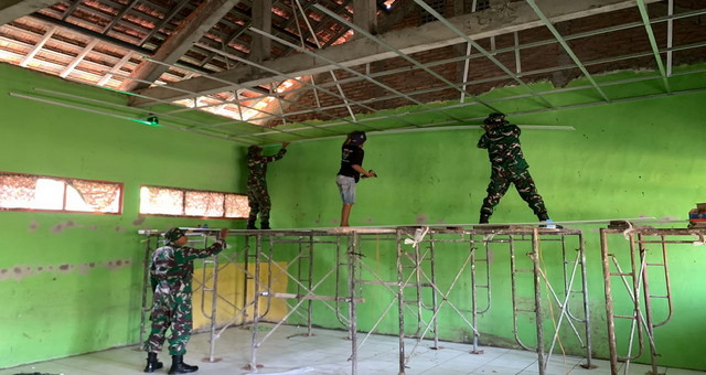 Read more about the article Ciptakan Lingkungan Belajar yang Layak, TMMD 129 Bojonegoro Rehab Ruang Kelas SD Kesongo