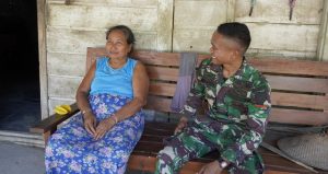 Read more about the article Humanis, Anggota Satgas Sambangi Warga Kesongo Sosialisasikan Program TMMD 129 Bojonegoro