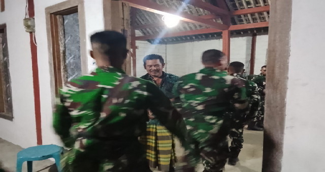 Read more about the article Nginap Dirumah Warga, Jadi Pengalaman Berkesan bagi Anggota Satgas TMMD 129 Bojonegoro
