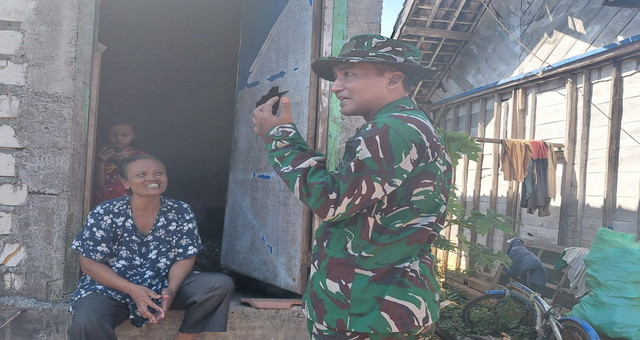 Read more about the article Refelksikan Semangat Kemanunggalan TNI-Rakyat, Satgas TMMD 129 Bojonegoro Sambangi Warga Penerima Manfaat Program