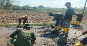 Read more about the article Usai Dibongkar Paving Lama, Jalan Dusun Mundu Dicor Satgas TMMD 129 Bojonegoro