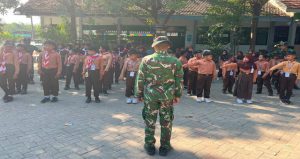Read more about the article Bentuk Karakter Sejak Dini, Satgas TMMD 129 Bojonegoro Latih Baris Berbaris Siswa SD Kesongo