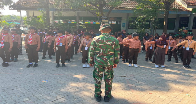 Read more about the article Bentuk Karakter Sejak Dini, Satgas TMMD 129 Bojonegoro Latih Baris Berbaris Siswa SD Kesongo