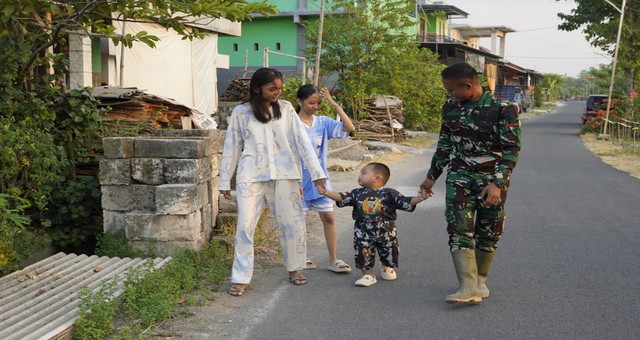You are currently viewing Bikin Adem! Kehadiran Satgas TMMD 129 Bojonegoro Jadi “Kakak Baru” Anak Desa Kesongo