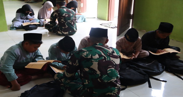You are currently viewing Duduk Lesehan: Satgas TMMD 129 Bojonegoro Dampingi Anak Anak Krebet Belajar Mengaji
