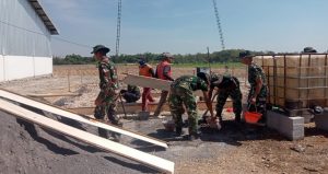 Read more about the article Sinergi Bangun Desa, Perkuat Ekonomi: Satgas TMMD 129 Bojonegoro Kebut Pembangunan Musholla Rest Area Kesongo