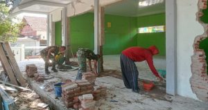 Read more about the article Jadikan Sekolah Impian: Satgas TMMD 129 Bojonegoro Pacu Renovasi SDN Kesongo 1