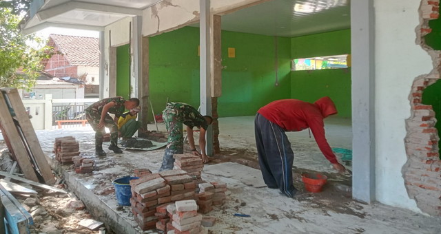 Read more about the article Jadikan Sekolah Impian: Satgas TMMD 129 Bojonegoro Pacu Renovasi SDN Kesongo 1
