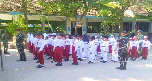 Read more about the article Sambut Semarak HUT RI: Satgas TMMD 129 Bojonegoro Gembleng PBB Siswa SD Kesongo 1