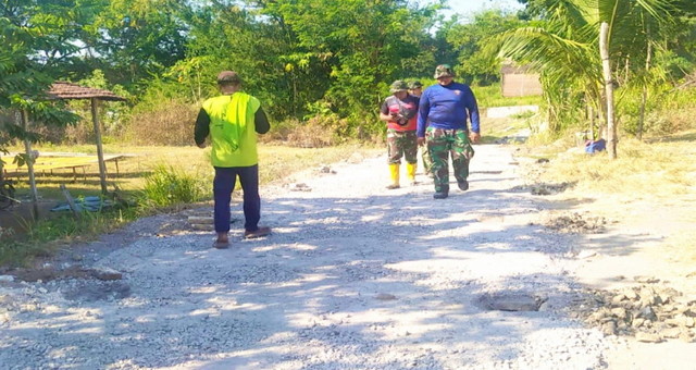 Read more about the article TMMD 129 Bojonegoro: Kejar Target, Pembangunan Jalan Cor Beton Dusun Mundu Capai 30 Persen