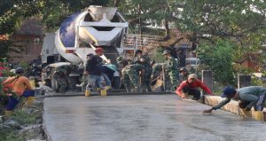 Read more about the article Satgas TMMD 129 Bojonegoro ‘Ngebut’ Cor Jalan Kedungpandan