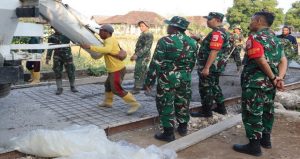 Read more about the article Tinjau Pengecoran Jalan Kedungpandan, Dansatgas TMMD 129 Bojonegoro Motivasi Prajurit