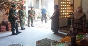 Read more about the article Dukung Ketahanan Pangan: Dansatgas TMMD 129 Bojonegoro Sambangi UMKM Telur Asin di Kesongo