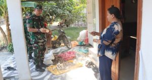 Read more about the article Dukung Ekonomi Lokal, Dansatgas TMMD 129 Bojonegoro Sambangi Usaha Gethuk Desa Kesongo