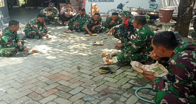 Read more about the article Perkuat Soliditas Lapangan, Satgas TMMD 129 Bojonegoro Asyik Lesehan Makan Bersama