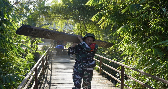 You are currently viewing Gelora TMMD 129 Bojonegoro: Aksi Babinsa Kedungadem Bakar Semangat Gotong Royong Warga Kesongo