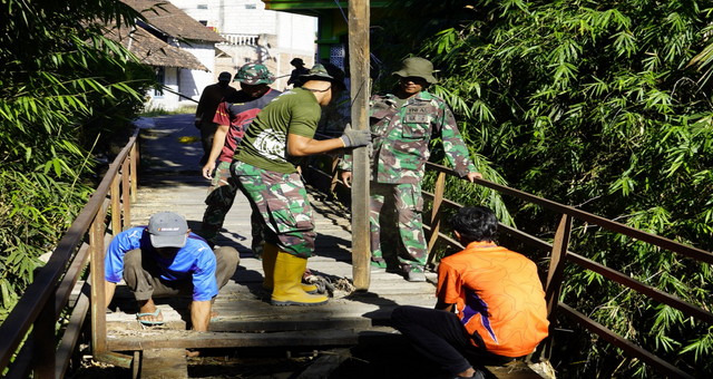 You are currently viewing Wujudkan Jembatan Impian: Satgas TMMD 129 Bojonegoro dan Warga Bongkar Akses Lama Dusun Mundu
