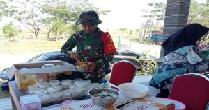 Read more about the article TMMD 129 Bojonegoro: Olah Adonan Donat, Lettu Purnomo Luluhkan Hati Warga Kesongo